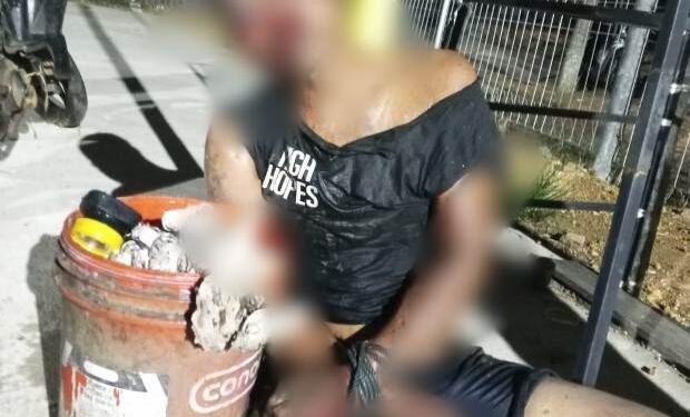 Tamat bin Tasman (59), warga Desa Penarah, Kecamatan Belat yang diduga mencuri ojol atau getah karet senilai tak lebih dari Rp200 ribu babak belur