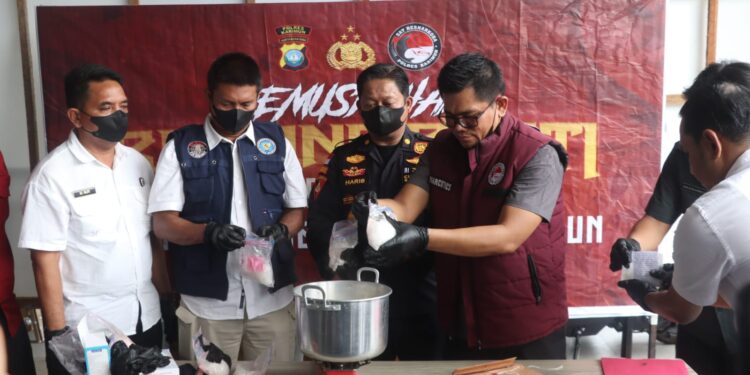 IRONIS! 1,3 Kg Sabu Ditemukan Di Dermaga Ketapang Markas Kanwil DJBC Kepri.
