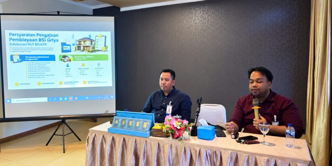 Hendra Harry Jonna, BPJS Ketenagakerjaan Cabang Natuna Ranai (kanan) bersama Ari Kurniawan, Kepala Bank Syariah Indonesia (BSI) KCP Natuna (kiri) saat melaksanakan kegiatan sosialisasi program Manfaat Layanan Tambahan (MLT) Perumahan kepada tenaga kerja Hotel Natuna dan PT Kargo Express Nusajaya Logistik, di Ranai, Kabupaten Natuna.