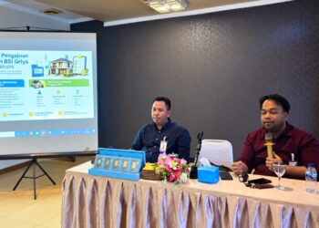 Hendra Harry Jonna, BPJS Ketenagakerjaan Cabang Natuna Ranai (kanan) bersama Ari Kurniawan, Kepala Bank Syariah Indonesia (BSI) KCP Natuna (kiri) saat melaksanakan kegiatan sosialisasi program Manfaat Layanan Tambahan (MLT) Perumahan kepada tenaga kerja Hotel Natuna dan PT Kargo Express Nusajaya Logistik, di Ranai, Kabupaten Natuna.