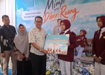 Wakil Bupati Natuna, Jarmim, SE saat menyerahkan bantuan beasiswa kepada siswa berprestasi dari program CSR Bank BNI dalam rangka HUT BNI ke 80