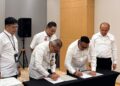 Head Area Kepulauan Riau PT Pegadaian, Aris Suroso Mualim saat melakukan penandatanganan MoU bersama Kepala Kejaksaan Negeri Natuna, Dr. Erwin Indrapraja, S.H., M.H.