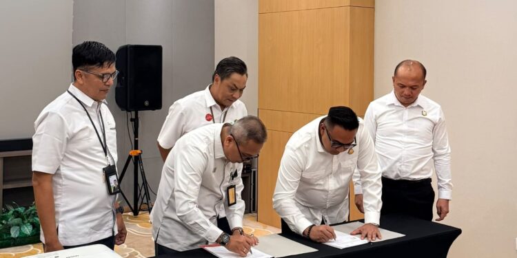 Head Area Kepulauan Riau PT Pegadaian, Aris Suroso Mualim saat melakukan penandatanganan MoU bersama Kepala Kejaksaan Negeri Natuna, Dr. Erwin Indrapraja, S.H., M.H.