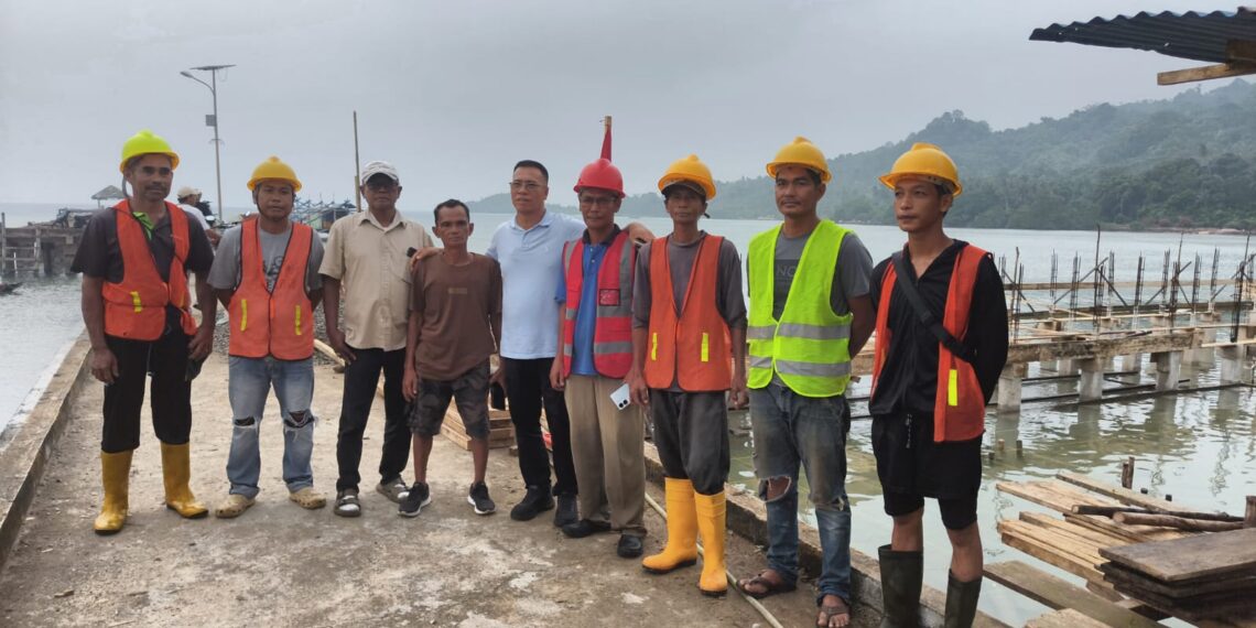 Bupati Aneng Tinjau Pembangunan KNMP di Jemaja, Tekankan Mutu dan Kualitas Pekerjaan