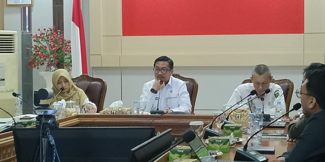Sekretaris Daerah Kabupaten Natuna, Boy Wijanarko Varianto saat membuka rapat penyusunan rencana aksi pencegahan kekerasan terhadap Perempuan di Lingkungan Kabupatrn Natuna.