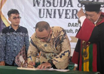 Keterangan Foto Ketua LPK Anugrah Training Center, Supriadi Sedang menandatangani MoU di dampingi Oleh Rektor UK Dr. Said Nuwrun Thasimmim, S.I.Kom., M.Si. di Aula Kampus UK.