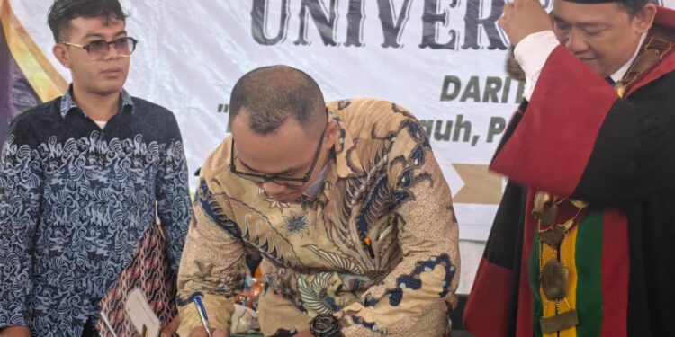 Keterangan Foto Ketua LPK Anugrah Training Center, Supriadi Sedang menandatangani MoU di dampingi Oleh Rektor UK Dr. Said Nuwrun Thasimmim, S.I.Kom., M.Si. di Aula Kampus UK.