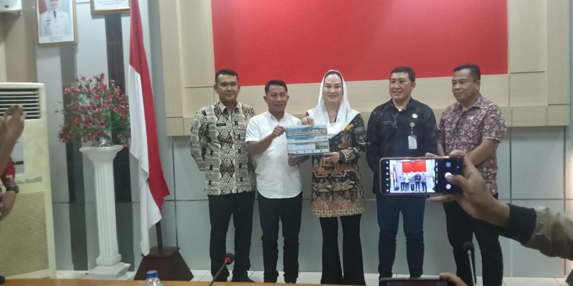 Bupati Natuna Cen Sui Lan bersama Ketua DPRD Natuna Rusdi saat melaksanakan konfrensi pers terkait pelunasan hutang 2024 -2025 yang berhasil di selesaikan pada tahun 2026