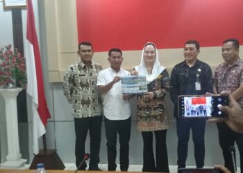 Bupati Natuna Cen Sui Lan bersama Ketua DPRD Natuna Rusdi saat melaksanakan konfrensi pers terkait pelunasan hutang 2024 -2025 yang berhasil di selesaikan pada tahun 2026