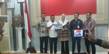 Bupati Natuna Cen Sui Lan bersama Ketua DPRD Natuna Rusdi saat melaksanakan konfrensi pers terkait pelunasan hutang 2024 -2025 yang berhasil di selesaikan pada tahun 2026